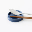 お箸とカトラリーがおける美濃焼の豆皿（ブルー）